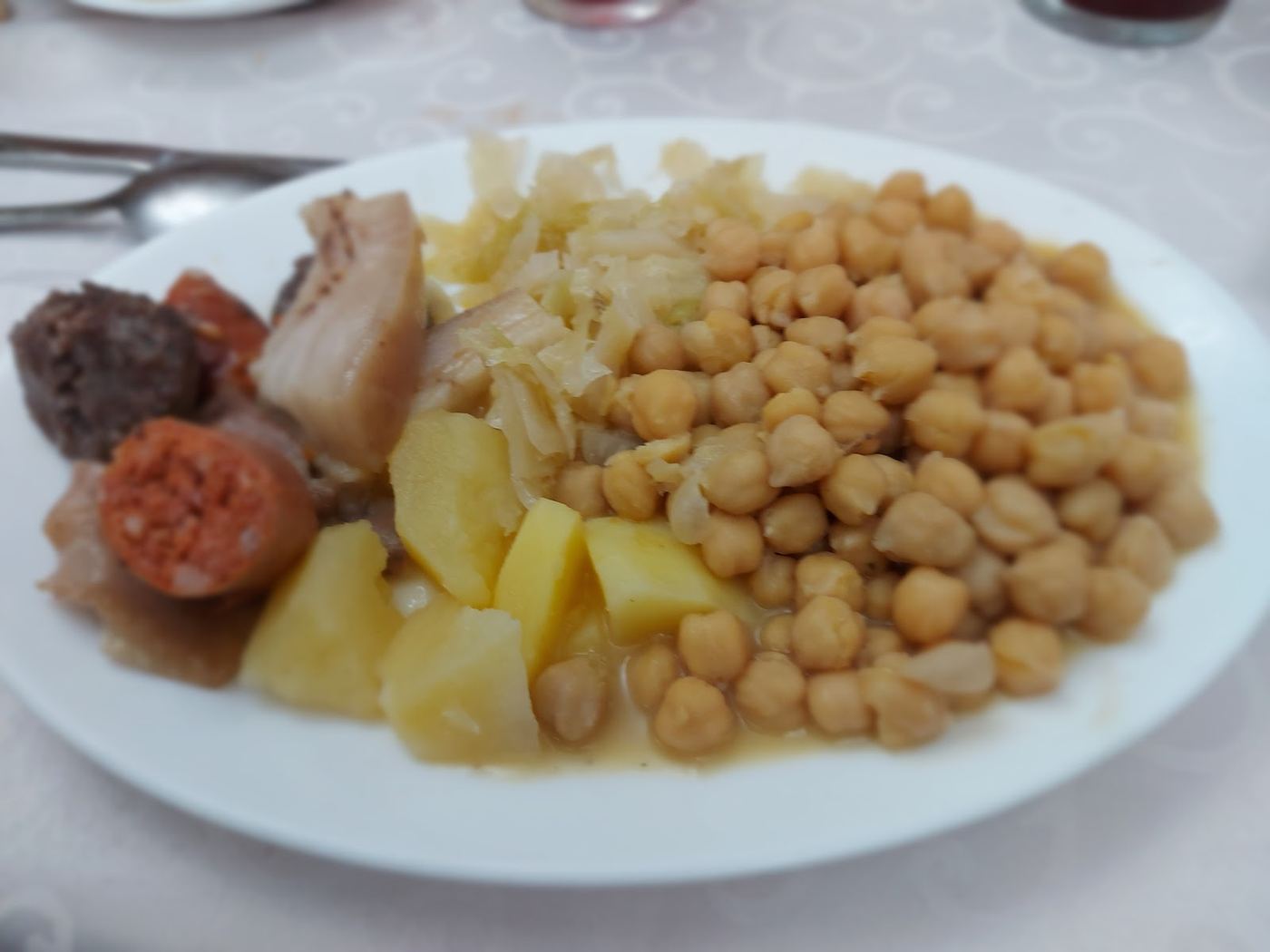 Cocido montañés tradicional con garbanzos, berza y compango.