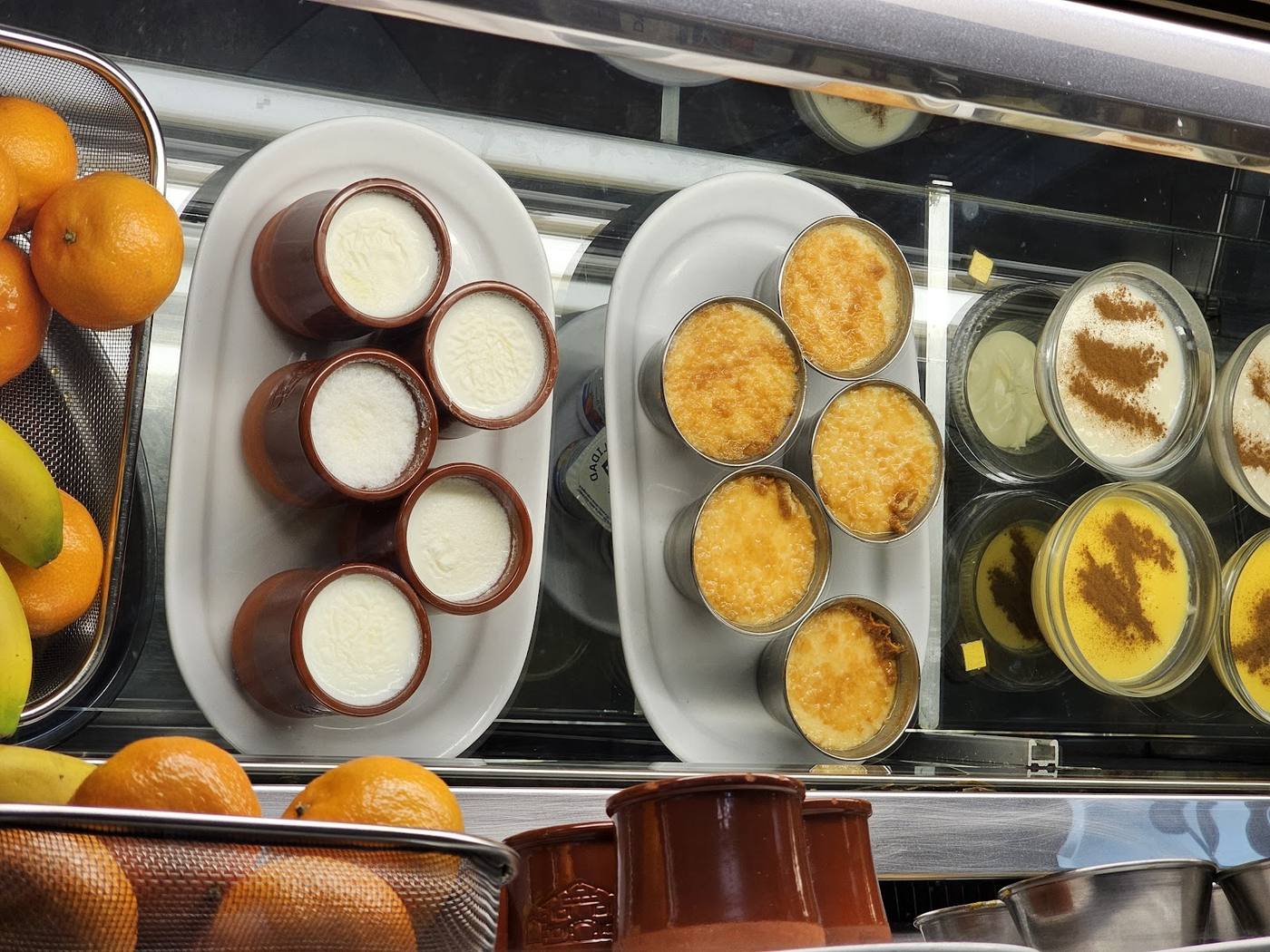 Variedad de postres caseros, como arroz con leche y crema catalana.
